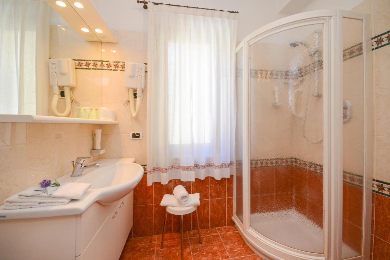 Hotel Corona Pinzolo Luaran gambar