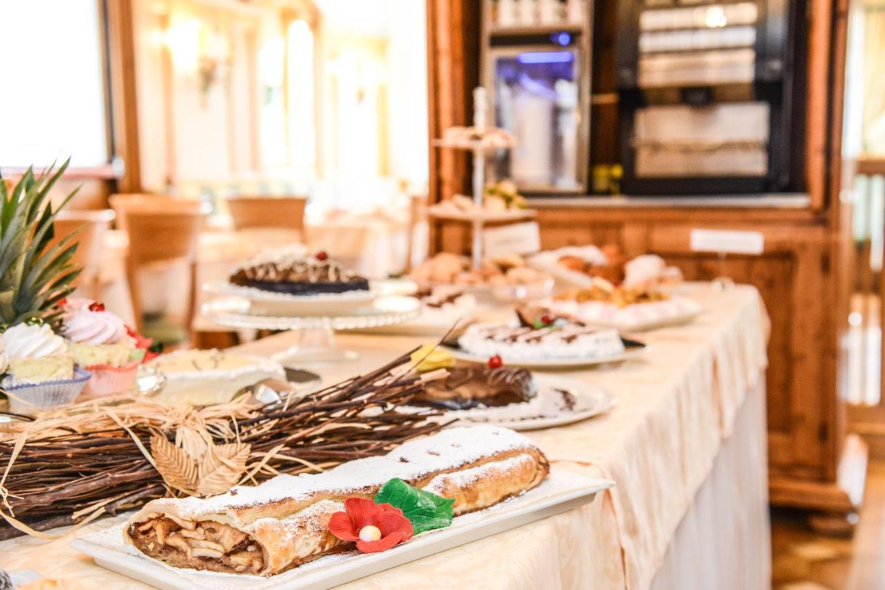 Hotel Corona Pinzolo Luaran gambar