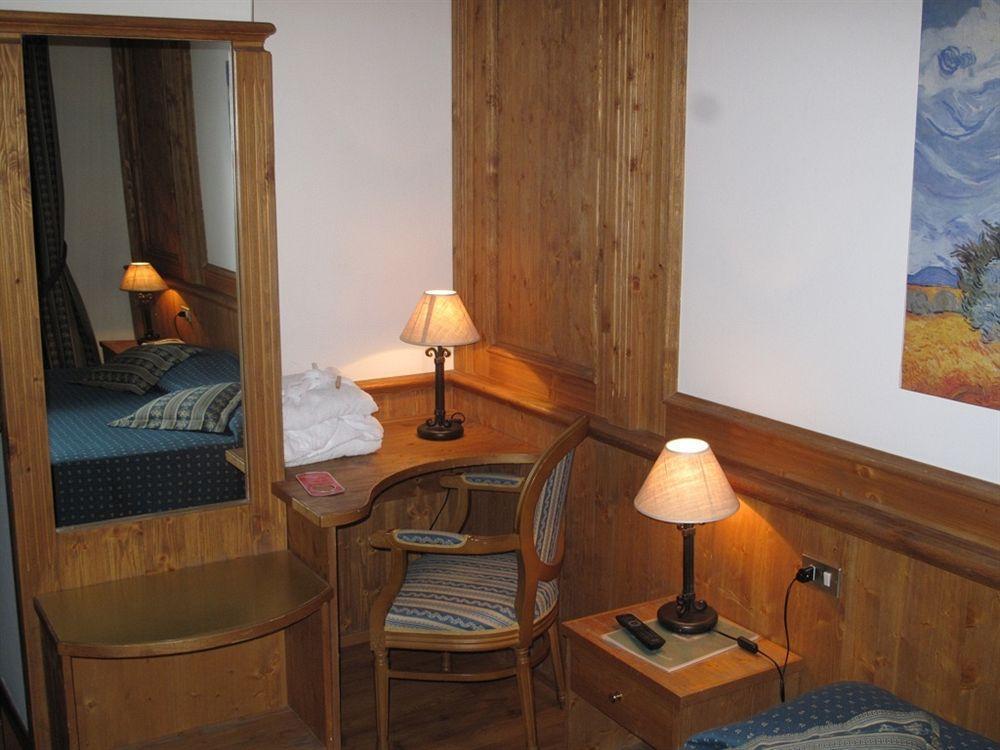 Hotel Corona Pinzolo Luaran gambar
