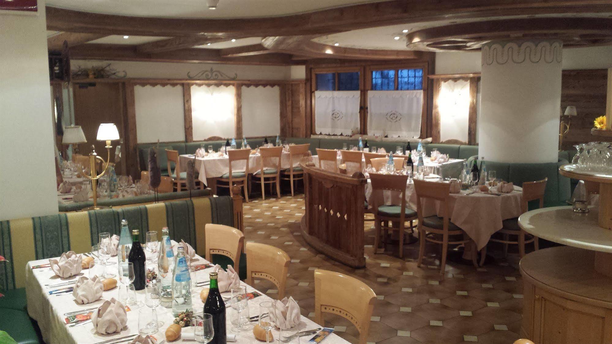 Hotel Corona Pinzolo Luaran gambar