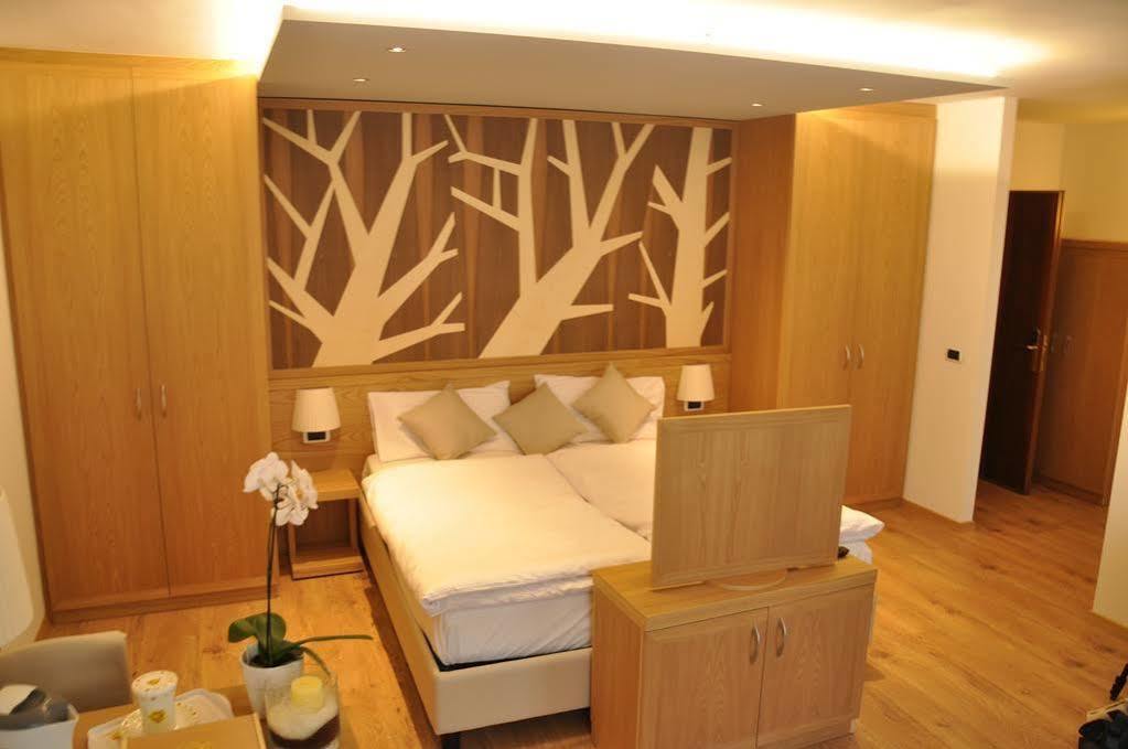 Hotel Corona Pinzolo Luaran gambar
